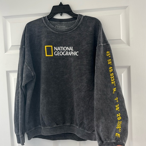 National Geographic The Matterhorn Men's Charcoal Crewneck Sweater - Picture 1 of 5